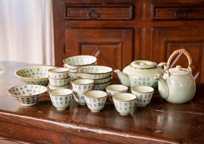 null CHINE

Partie de service à thé à fond céladon comprenant une théière, dix tasses,...