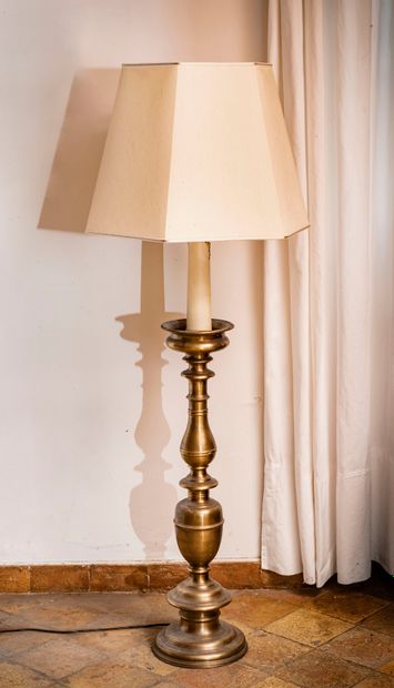 null Floor lamp, the shaft in turned copper

H. with lampshade : 148 cm