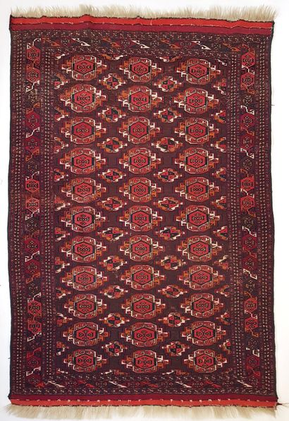 null Rare tapis Saryck (Turkmen), fin XIXe siècle
Dimensions : 198 x 136 cm 
Caractéristiques...