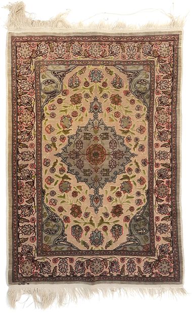null Very fine silk Hereke carpet signed (Turkey), circa 1975
Signed. : Hereke 
Dimensions...