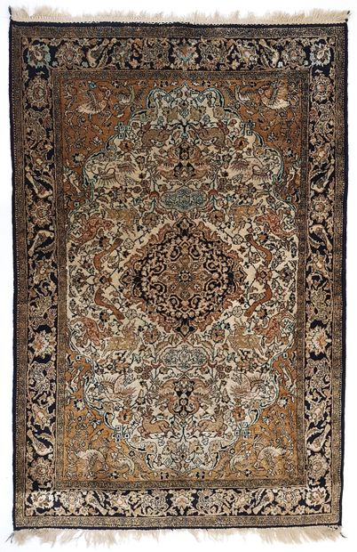 null Fine Ghoum silk carpet (Iran), shah period, circa 1970
Dimensions : 162 x 105...