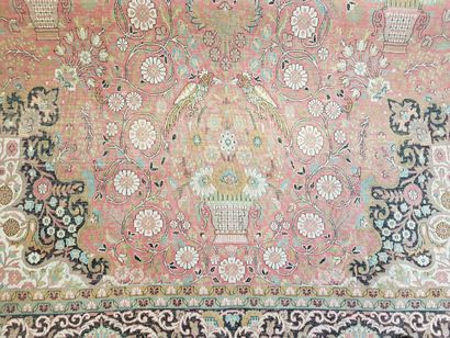 null Important and fine Kashmir silk carpet (India), circa 1985
Dimensions : 450...