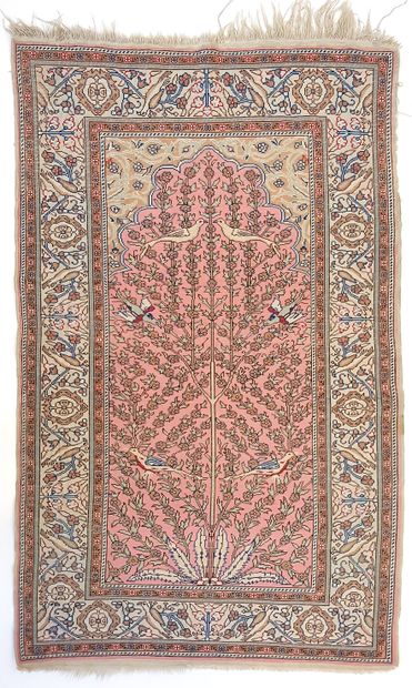 null Fine Kayseri silk carpet, circa 1975
Dimensions : 112 x 67 cm
Technical characteristics...