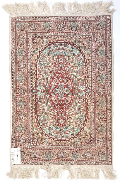 null Fine Sino Hereke silk carpet, circa 1980
Dimensions : 93 x 63 cm
Technical characteristics...