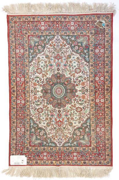 null Fine Sino Hereke silk carpet, circa 1980
Dimensions : 94 x 62 cm
Technical characteristics...