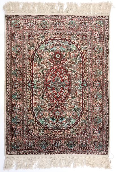 null Fine Sino Hereke silk carpet, circa 1980
Dimensions : 93 x 63 cm
Technical characteristics...