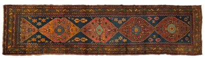 null Tapis galerie HÉRIZ (Iran), milieu du 20e siècle
Dimensions : 428 x 101cm.
Caractéristiques...