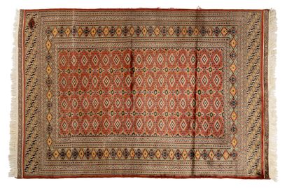 null PAKISTANESE CARPET (Pakistan), 3rd third of the 20th century
Dimensions: 182...