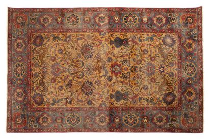 null Rare et antique tapis ISPAHAN (Perse), du 18e siècle
Dimensions : 203 x 132cm.
Caractéristiques...