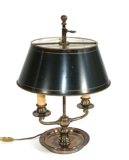null Lamp bouillotte with two lights in silver plated bronze, the reflector in green...