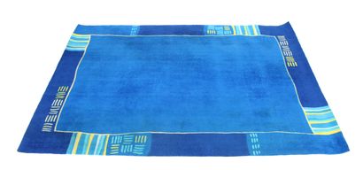 null Blue camaïeu carpet with geometrical decoration in the border
224 x 161 cm
Slightly...