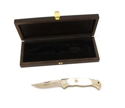null Boker, 2005
Folding knife in steel, the handle in mother-of-pearl veneer
L....