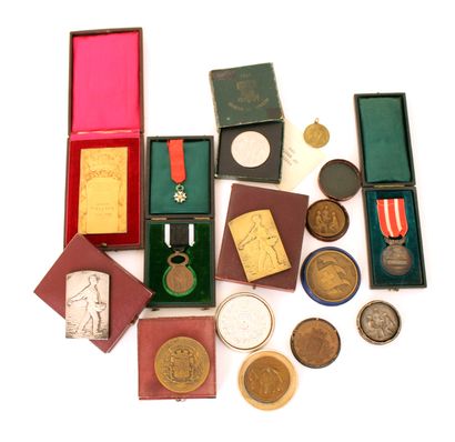 null Set of thirteen French commemorative medals in bronze or metal, two Helvetic...