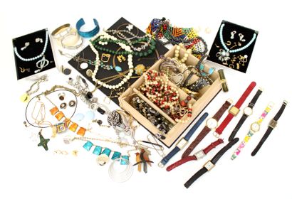 null Ensemble de bijoux fantaisie comprenant parures, colliers, pendentifs, montres,...