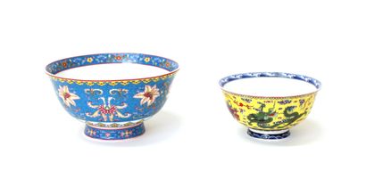 null CHINE, XXe siècle
Deux bols en porcelaine à riche décor émaillé polychrome de...