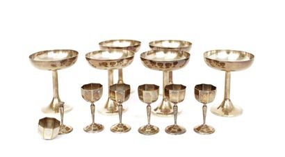 null Six silver plated ice-cream bowls, marked M. Béard under the bases
H.10,3 cm
Six...