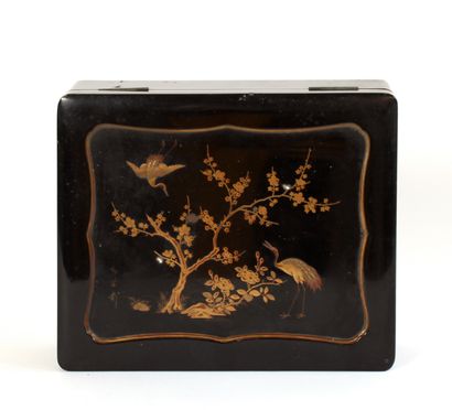null JAPAN, lacquered box with wading birds and apple tree in bloom
L. 30,3 x W....