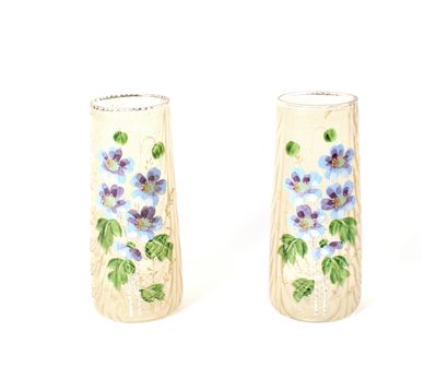 null Paire de vases en verre soufflé à motif de draperie et décor fleuri
H. 28 c...