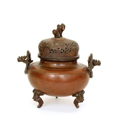 null INDOCHINA, copper incense burner with stylized chimeras and dogs
H. 18,5 cm