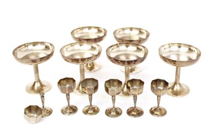 null Six silver plated ice-cream bowls, marked M. Béard under the bases
H.10,3 cm
Six...