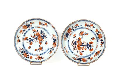 null JAPAN, 19th century
Pair of porcelain plates with floral decoration
Diam. 22,2...