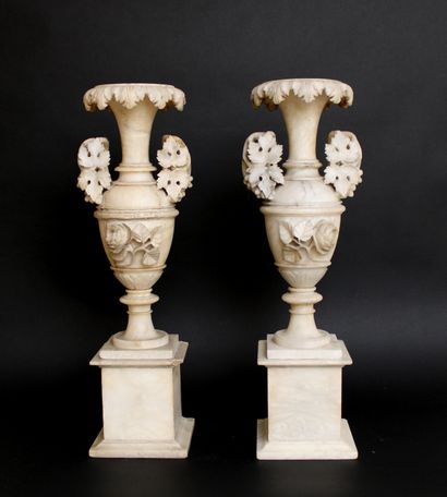 null Paire de vases Médicis en albâtre à décor de pampres de vigne et roses
H. 63...