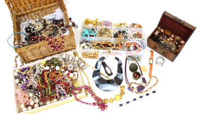 null Ensemble de bijoux fantaisie comprenant colliers, bracelets, montres, bagues,...