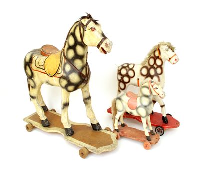 null Jouets anciens
Trois chevaux à roulettes en carton bouilli et peint monté sur...