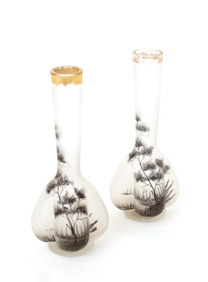 null TRAVAIL ART NOUVEAU, vers 1900
Paire de petits vases soliflores en verre soufflé...
