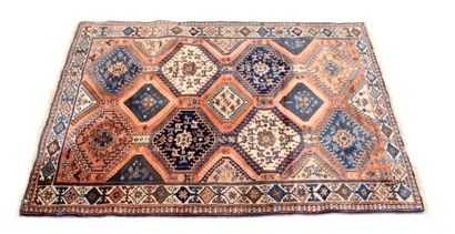 null Tapis Turkmen en laine à décor d'animaux stylisés dans des médaillons sur fond...