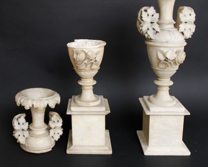 null Pair of alabaster Medici vases decorated with vine branches and roses
H. 63...