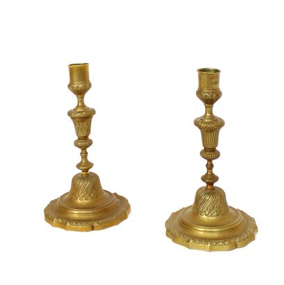 null Paire de bougeoirs en bronze doré de style Louis XV, montés en lampe
H. monté...