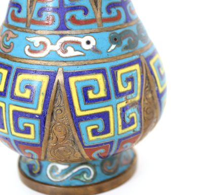 null CHINE, XIXe siècle
Petit vase de forme gu en cuivre à deux anses à motif de...