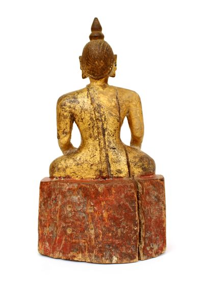 null ASIE DU SUD-EST, XIXe siècle
Bouddha en bois sculpté prolychrome assis en padmasana...