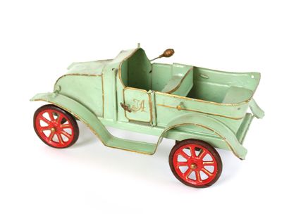 null FRENCH TOY 1900-1910 : 
TORPEDO PINARD, mechanical, in green painted sheet metal...