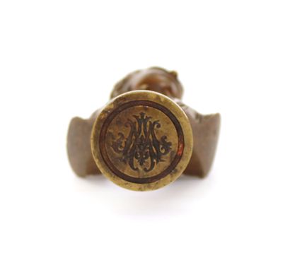 null Bronze seal with the effigy of Henri IV as a child, numbered "M A".
H. 10,5...