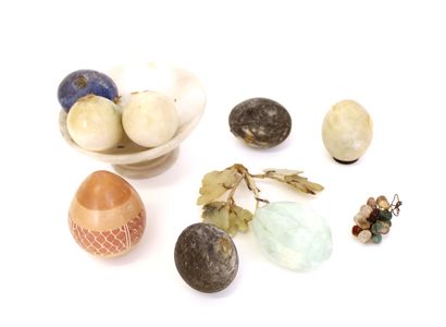 null Collection de pierres roulées (sept pièces), un fruit sculpté en pierre dure...