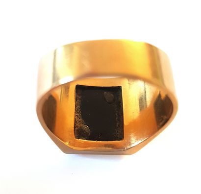 null Chevalière in yellow gold 18K (750 thousandths) of rectangular form figured...