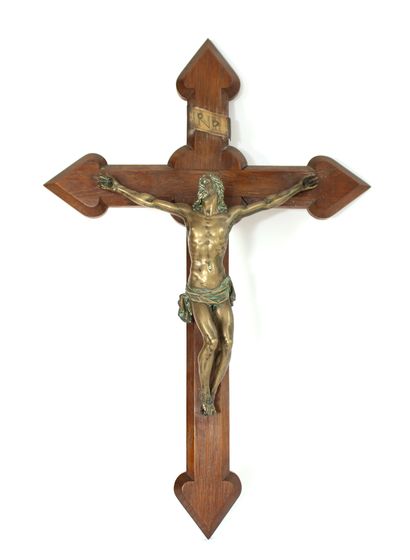 null Crucifix en cuivre sur sa croix en bois
H. 62 x L. 40,5 cm
