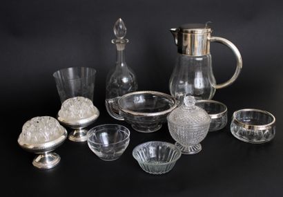 null Set of glassware including a covered bonbonnière with a diamond-cut decoration,...