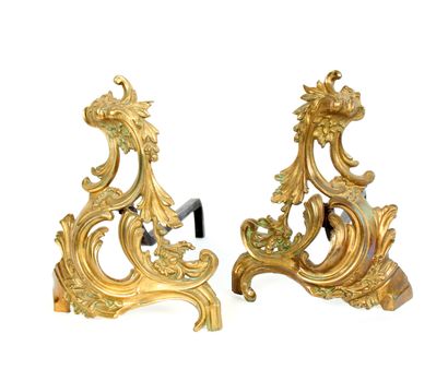 null Pair of chased and gilt bronze andirons with rocaille decoration
H. 32,5 cm
