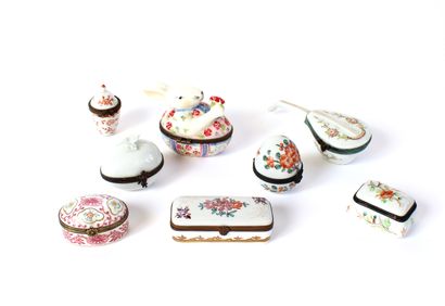 null OBJECTS OF SHOWCASE
Set of eight porcelain pillboxes, the frames in metal
Marks...