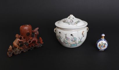 null CHINE
Pot couvert en porcelaine à décor de courtisanes
Travail du XIXe siècle
H....