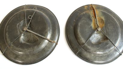 null Pair of pewter plates decorated in bas-relief with profiles in the Renaissance...
