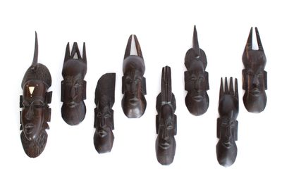 null Set of eight African masks in modern carved wood
L. between 24 and 37,5 cm