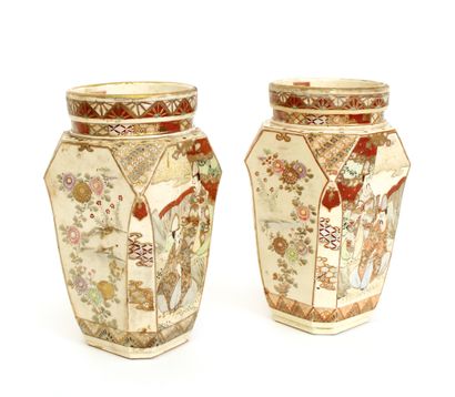 null JAPON, paire de vases en porcelaine de Satsuma à décor de scènes animées et...