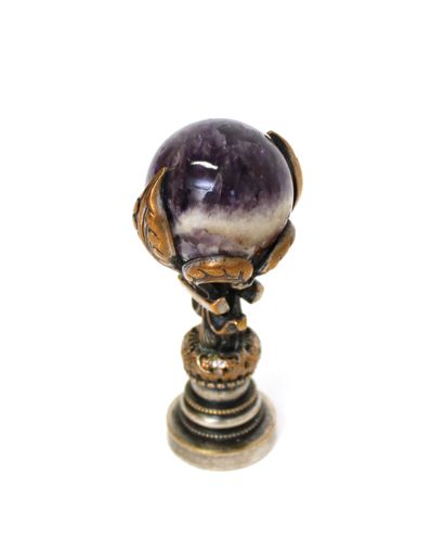 null Seal decorated with an amethyst with fleur-de-lis decoration, engraved "S L".
H....