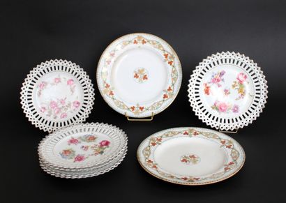 null Suite of six porcelain dessert plates with flowery decorations, the marlis openwork
Diameter...