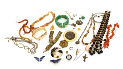 null Lot de bijoux fantaisie comprenant bracelets, colliers, broches, épingles, bagues,...
