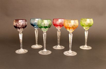 null Six verres à vin du Rhin en cristal de couleur taillé et gravé à la roue à motifs...